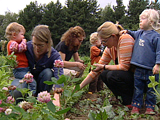 Mütter mit ihren Kindern bei der Gartenarbeit; Rechte WDR (TV-Bild)